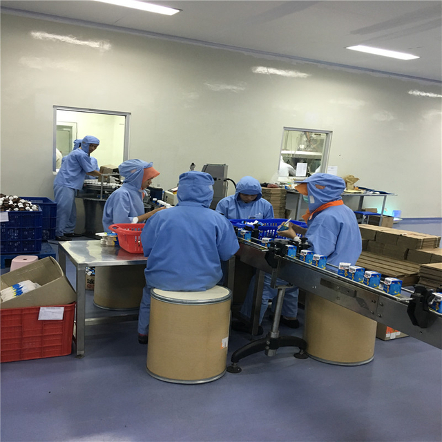 Visitando o cliente para a máquina de encadernação de garrafas