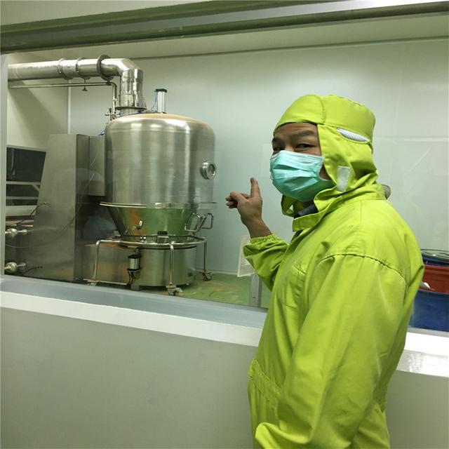 Técnico que instala a máquina de secagem para o cliente de Vietnam