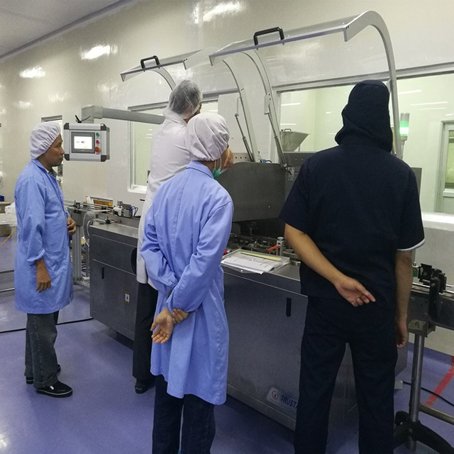 Instalação de máquina de encadernação para cliente da Indonésia