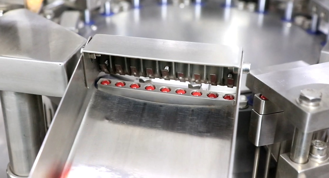 fechamento e descarga da m&aacute;quina de enchimento de c&aacute;psulas