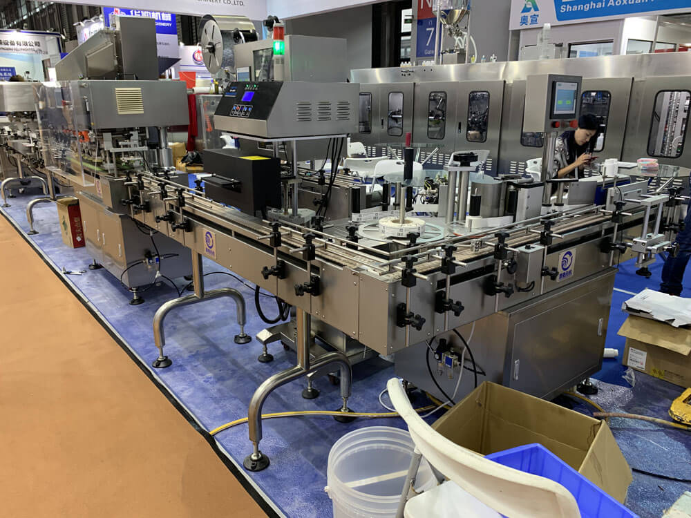 Linha de enchimento e capeamento de garrafas