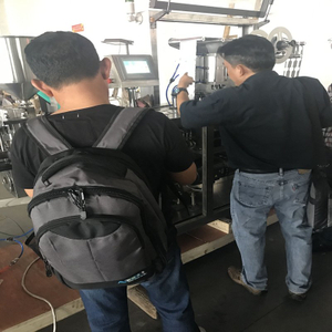 Cliente de Tailândia que testa a máquina de embalagem automática da bolha para o perfume antes do shippment
