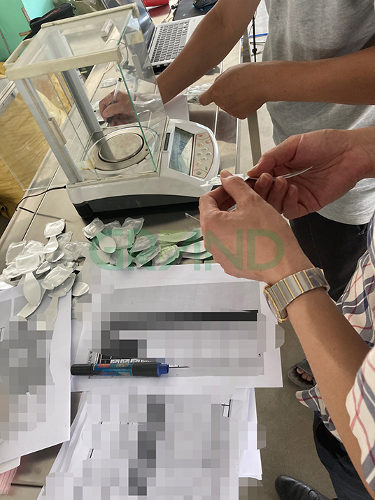 M&aacute;quina de enchimento e veda&ccedil;&atilde;o de l&iacute;quido de perfume