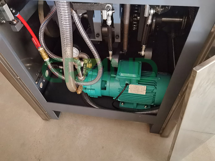 A bomba de v&aacute;cuo do tipo &aacute;gua e seu tanque de &aacute;gua